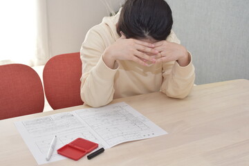 A young woman is saddened by her head when she has to sign a divorce notice.