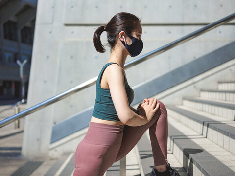 トレーニングをする女性