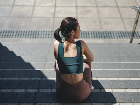 階段に座る女性