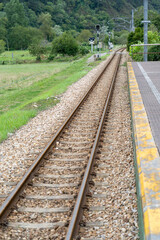 Obraz premium vias de tren en una estacion de pueblo de montaña