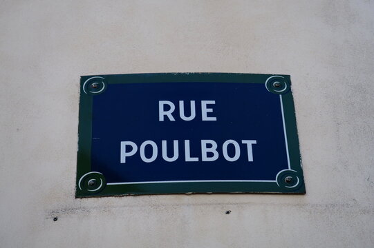 Rue Poulbot. Plaque de nom de rue. Paris.