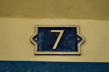 Numéro 7. Numéro de rue sur façade. Paris.