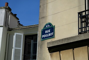 Obraz premium Rue Poulbot. Angle de façades avec ciel bleu. Paris.