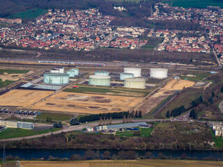 vue a&eacute;rienne de r&eacute;servoirs &agrave; Gargenville dans les Yvelines en France