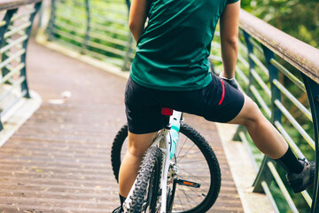 Naklejka premium Woman freerider riding bike in park