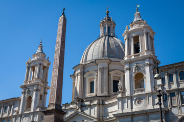 Fototapeta na wymiar Roma. Obelisco di Axum con la Chiesa di Sant'Agnese in agone 