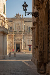 Lecce. Puglia.  Propilei di ingresso a Piazza Duomo con la facciata della Cattedrale metropolitana di Maria Santissima Assunta
