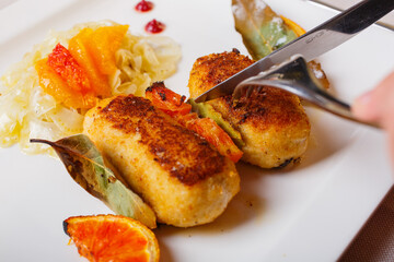 Croccanti involtini di pesce spada fritti serviti in un ristorante
