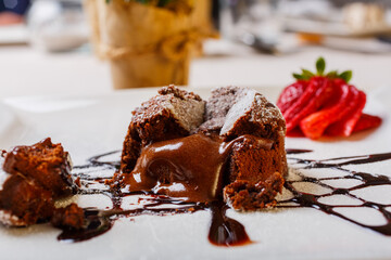 Tortino al cioccolato dal cuore caldo con cioccolata grondante dal centro