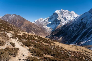 Crédence de cuisine en verre imprimé Manaslu Trekking trail to Larkya pass in Manaslu circuit trekking route, Himalaya mountain range in Nepal