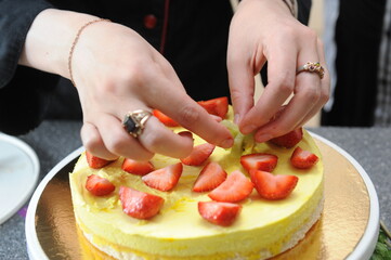The master decorates a fruit cake
