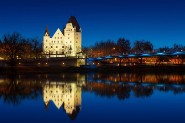 Fototapeta na wymiar neues Schloss Ingolstadt zur blauen stunde mit einer schönen Spiegelung