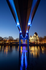 neues Schloss Ingolstadt zur blauen stunde mit einer schönen Spiegelung und einer blauen Brücke