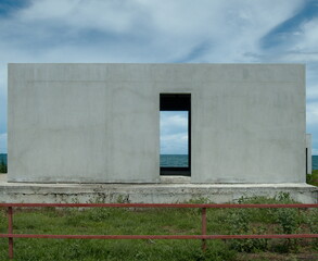 Partial view of the sea in a door frame