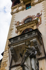 ルーマニア　シナイアのペレス城と庭にある彫像