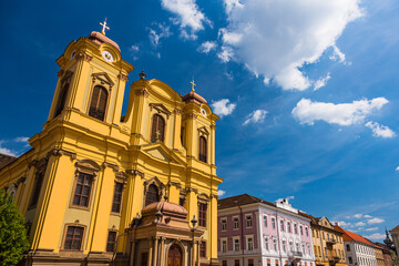 Fototapeta na wymiar ルーマニア　トランシルヴァニア地方のティミショアラの旧市街にある統一広場に建つセントジョージ大聖堂　St. George's Cathedral