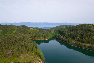 Fototapeta na wymiar 松本市美鈴湖から眺める北アルプス