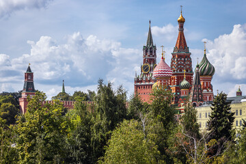 Fototapeta na wymiar view of the Moscow Kremlin and St. Basil's Cathedral from Zaryadye Park