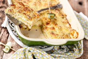 plat de gratin de ravioles au saumon et courgettes