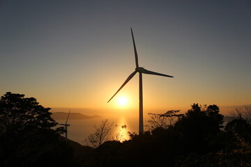 山口県上関町風力発電所の風車と夕日と海