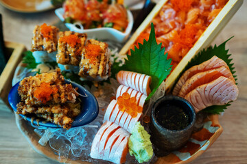 sushi roll, salmon roll, japanese food, fresh food, raw
