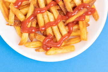 【料理】ケチャップをかけたフライドポテト　青背景