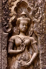 Fotobehang Detail van bas-reliëfbeeldhouwwerk de muur van de oude tempel van Ta Prohm in het Angkor Thom-gebied, Siem Reap, Kambodja. © nuwatphoto