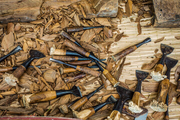 Wood carving tools arranged in an unorderly manner