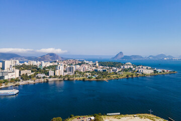 Fototapeta na wymiar Imágem aérea do centro da cidade de Niterói com as barcas, comércio e favelas ao fundo. Estado do Rio de Janeiro Brasil.