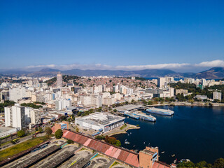 Imágem aérea do centro da cidade de Niterói com as barcas, comércio e favelas ao fundo. Estado do Rio de Janeiro Brasil.