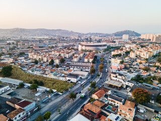 Fototapeta na wymiar Imágem aérea da Avenida Dom Hélder Câmara com residências, industria e comércio com por do sol ao fundo na zona norte da cidade do Rio de Janeiro.