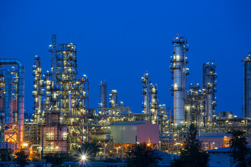 Obraz na płótnie Canvas Twilight scene of oil refinery plant and power plant of Petrochemistry