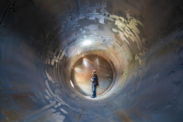 Working male inspection weld underground of equipment tunnel