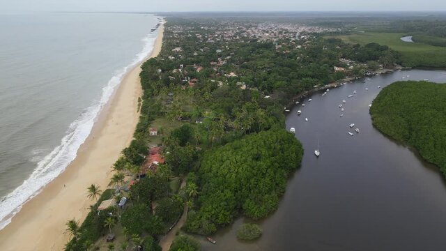 Vista a&eacute;rea da vila de Cara&iacute;va em Porto Seguro, no sul da Bahia. Para&iacute;so tropical com barcos e guarda-chuvas no p&ocirc;r do sol tropical do Brasil.