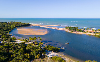 Vista aérea da vila de Caraíva em Porto Seguro, no sul da Bahia. Paraíso tropical com barcos e guarda-chuvas no pôr do sol tropical do Brasil.