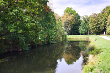 Wasser Graben mit Brücke am Schloss Park in Köthen, Sachsen Anhalt, Deutschland	