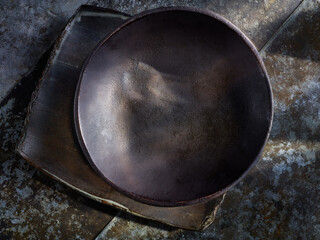 Schwarzer Teller auf dunklem Untergrund