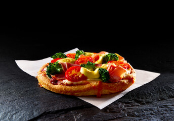 Mini Pizza Flying Dutchman auf Schiefer und weisser Serviette