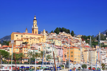La ville de Menton est une ville située sur la Côte d'Azur, dans le sud-est de la France dans les Alpes Maritimes. On peut voir le port et la ville en arrière plan avec le clocher.
Menton est connue p