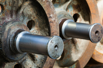 Ruedas de ferrocarril de trocha angosta en los talleres de la Trochita en El Maiten, Chubut, Patagonia Argentina.