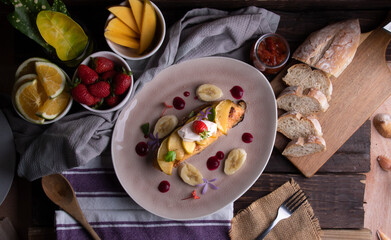 TOSTADAS CON FRUTAS
