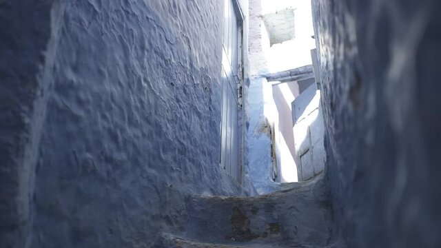 Entrada con escalones en la puerta azul de una casa en Chefchaouen , Marruecos