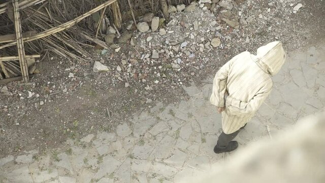 Hombre con capucha pasea por marruecos