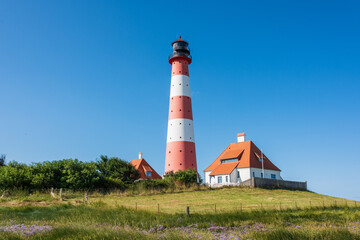 Der Westerhefer Leuchtturm auf einer Warft im Wattenmeer, der Nordsee