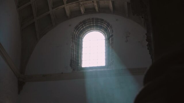 Ventanal de una iglesia donde se cuela un rayo de luz