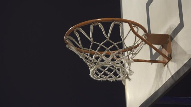 Lanzamientos a canasta con un bal&oacute;n de baloncesto