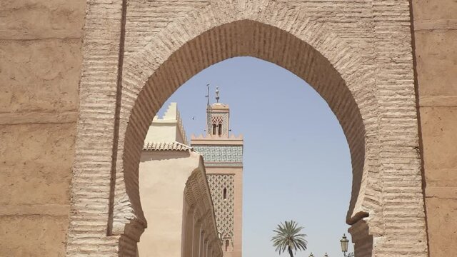 Puerta de estilo &aacute;rabe en la ciudad de Marakech