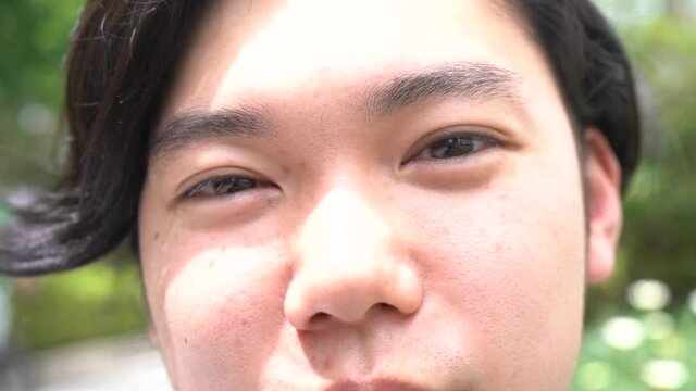 拒否する男性　スローモーション