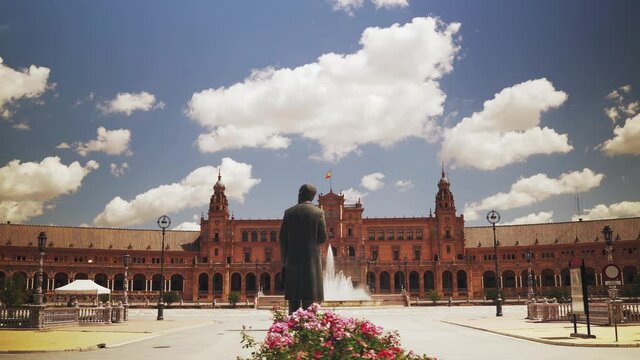 Visi&oacute;n general de la plaza de Espa&ntilde;a tras la estatua de An&iacute;bal Gonz&aacute;lez en Sevilla
