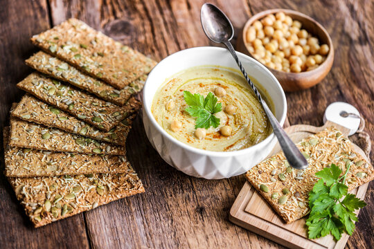 bol de houmous avec trartine biscotte aux graines